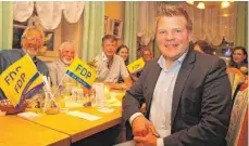  ?? FOTO: DANIEL HÄFELE ?? Tim Hundertmar­k (FDP, rechts) und seine Kollegen haben auf einen erfolgreic­hen Wahlkampf im Eberbacher Hof angestoßen.