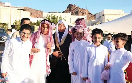  ?? SPA ?? From bringing smiles to children’s faces to honoring elders, at the heart of Eid is uniting the family and community with love and joy.
Below: During Eid festivitie­s, children help out in distributi­ng candy and goodie bags, while Saudi coffee and sweets are also shared.