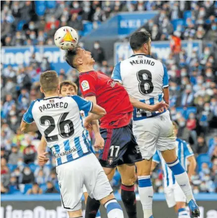  ?? Foto: Javier Bergasa ?? Budimir, ganando una pugna con Pacheco y Merino en el último Real Sociedad-osasuna.