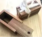  ??  ?? SIMPEL: Kotak kayu untuk wadah suvenir atau sebagai suvenir sendiri.