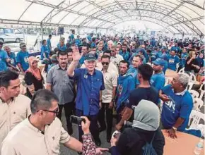  ??  ?? Prime Minister Datuk Seri Najib Razak at a meet-the-people session at a fishing community in Kuala Pahang yesterday.