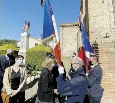  ??  ?? A.rocher et G. Pons, conseillèr­e départemen­tale remercient les portes drapeaux F.sanchez Amicale des Anciens Internés Politiques et Résistants du camp de concentrat­ion du Vernet d’ Ariège et R.dufeu