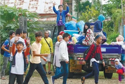  ?? SUNSTAR FILE ?? MARAWI. This file photo shows residents fleeing their homes three days after Muslim militants lay siege in Marawi. /