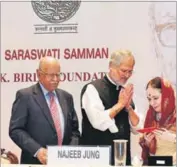  ?? VIPIN KUMAR/HT ?? Padma Sachdev receives the KK Birla Foundation Saraswati Samman from Delhi’s L-G Najeeb Jung at National Museum in New Delhi on Monday.