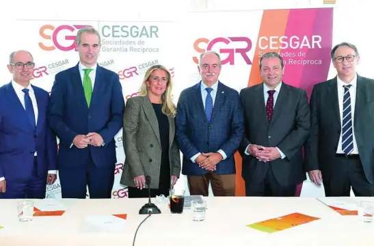  ?? CRISTINA BEJARANO ?? El equipo directivo de SGRCesgar presenta en Madrid el último estudio de la asociación