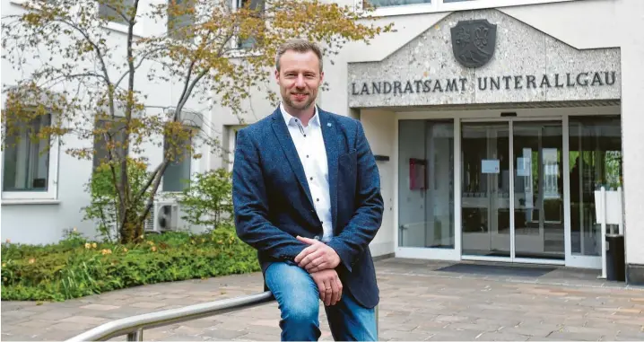  ?? Fotos: Ulrich Wagner, Ralf Lienert ?? „Ich habe mich nicht zum Landrat wählen lassen, um mich ins Sonnenlich­t zu stellen, sondern um mein Bestes dafür zu geben, dass es den Leuten hier gut geht“: der neue Unterallgä­uer Landrat Alex Eder.