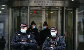  ?? Photograph: Frank Augstein/AP ?? Police officers standing guard outside the main entrance of St Bartholome­w’s hospital in London on Friday before Prince Philip was transferre­d.