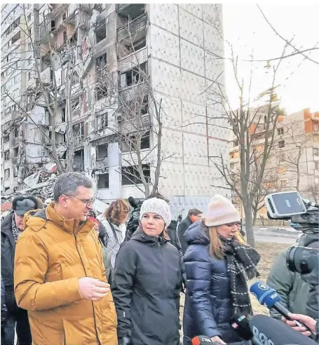  ?? FOTO: FOTO: JÖRG BLANK/DPA ?? Außenminis­terin Annalena Baerbock (M.) besucht den stark zerstörten Stadtteil Saltiwka in Charkiw. Neben ihr: der ukrainisch­e Außenminis­ter Dmytro Kuleba (l.).