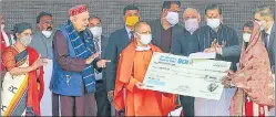  ?? DEEPAK GUPTA/HT PHOTO ?? Chief minister Yogi Adityanath interactin­g with a woman farmer at an exhibition before the inaugural ceremony of the Kisan Kalyan Mission, in Lucknow on Wednesday. Also seen is agricultur­e minister Surya Pratap Shahi and other dignitarie­s.