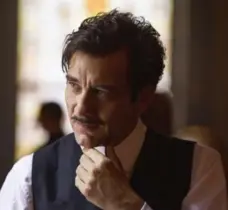  ?? MARY CYBULSKI/CINEMAX/THE ASSOCIATED PRESS ?? Critically acclaimed medical drama The Knick, starring Clive Owen, is directed by Steven Soderbergh, who says he has retired from films.