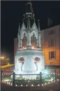  ?? ?? The well lit monument in Lismore during Darkness into Light 2020.