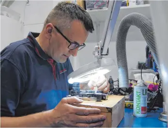  ?? FOTOS: MICHAEL KROHA ?? Fingerspit­zengefühl ist gefragt: Kfz-Techniker Tomasz Gorski repariert in seinem „kleinen Labor“in Waiblingen ein Steuergerä­t.