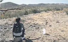  ??  ?? Más de 100 inmigrante­s pierden la vida cada año en la travesía por Arizona.