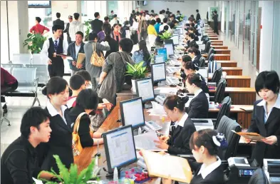  ?? PROVIDED TO CHINA DAILY ?? Hangzhou Administra­tive Service Center in Zhejiang province is one of the first in the country operating under the newly-instated “At Most One Visit” reforms.