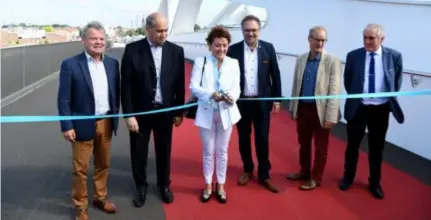  ?? FOTO JAN VAN DER PERRE ?? Onder meer Vlaams minister Lydia Peeters kwam de nieuwe brug inhuldigen.