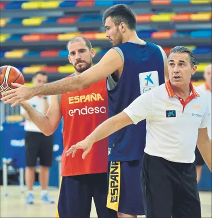  ?? FOTO: EFE Sergio Scariolo, ?? selecciona­dor español, dando instruccio­nes a Quino Colom y a Pierre Oriola