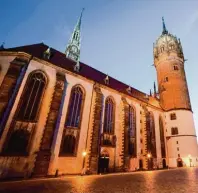  ?? Foto: Michael Bader/IMG Sachsen Anhalt/dpa tmn ?? An die Tür der Schlosskir­che von Wittenberg soll Martin Luther seine 95 Thesen angeschlag­en haben.