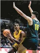  ?? MICHAEL CONROY/AP ?? Maryland forward Julian Reese, left, tries to get around Purdue center Zach Edey during the first half of Sunday’s matchup.