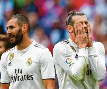  ?? Foto: Gabriel Bouys, afp ?? Karim Benzema und Gareth Bale wurden gegen Levante eingewechs­elt – konnten die Niederlage gegen Levante aber auch nicht verhindern. In der kommenden Woche steht das Spiel gegen Barcelona an. Favorit ist Real dann nicht.