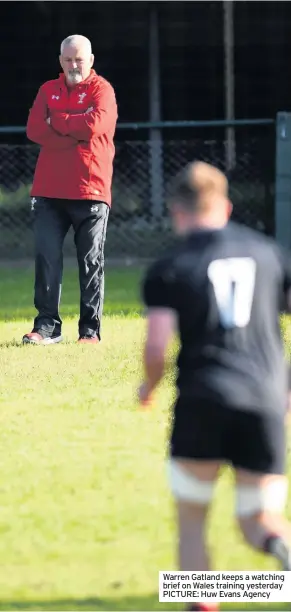  ??  ?? Warren Gatland keeps a watching brief on Wales training yesterday PICTURE: Huw Evans Agency