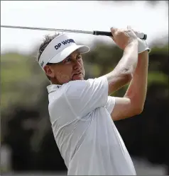  ?? GERRY BROOME / ASSOCIATED PRESS ?? Ian Poulter, who shares a one-shot lead with Mark Hubbard after a 64, watches his shot from the 17th tee during the first round Thursday of the RBC Heritage in Hilton Head Island, S.C.