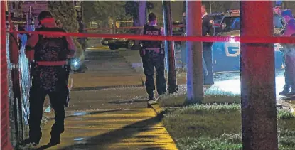  ?? JUSTINJACK­SON/ SUN- TIMES ?? Police investigat­e a shooting around midnight Saturday in the 7200 block of South Euclid.