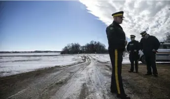  ?? ROBERT GAUTHIER/TRIBUNE NEWS SERVICE ?? More than 200 people have walked across open fields and through ditches near Emerson, Man., since Jan. 1.