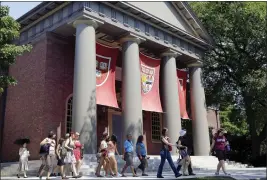  ?? ELISE AMENDOLA — THE ASSOCIATED PRESS FILE ?? A tour group walks through the campus of Harvard University in Cambridge, Mass.