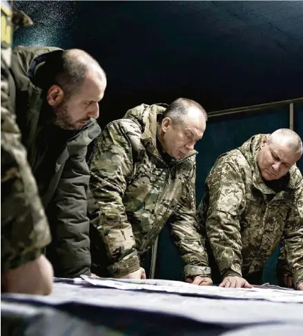  ?? (14 FÉVRIER 2024/ HANDOUT/ ARMED FORCES OF UKRAINE/AFP) ?? Le ministre ukrainien de la Défense, Roustem Oumierov (à gauche) et le commandant en chef des forces armées ukrainienn­es, Oleksandr Syrsky (2e à gauche).