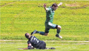  ?? FOTO: REINER ROITHER ?? Der SV Achberg (grünes Trikot) will am Sonntag auch die hohe Hürde in Brochenzel­l nehmen.