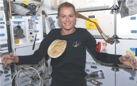  ??  ?? Julie Payette, à bord de la navette Endeavor, lors de la mission STS-127, en 2009. - Gracieuset­é: NASA