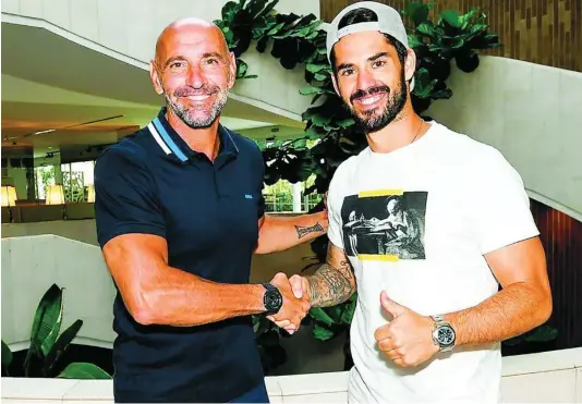  ?? @SEVILLAFC ?? Monchi saluda a Isco en el habitual hotel de concentrac­ión del Sevilla