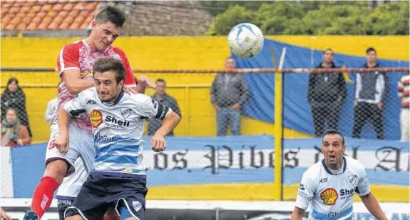  ?? FOTOS: FACUNDO MORALES - LA NUEVA. ?? El grito de la tarde, Leandro Jeva le gana de arriba a Diego Hidalgo y anota el gol que le dio el triunfo a Huracán. Luego saldría lesionado.