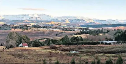  ?? PICTURE: HUCK ORBAN ?? WINTER BLANKET: The village of Underberg woke yesterday morning to the southern Drakensber­g covered by a blanket of snow.
