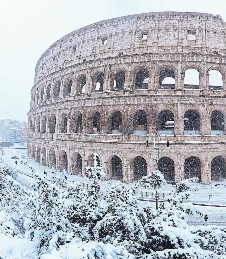  ??  ?? Los alrededore­s del Coliseo, tapados ayer por la nieve