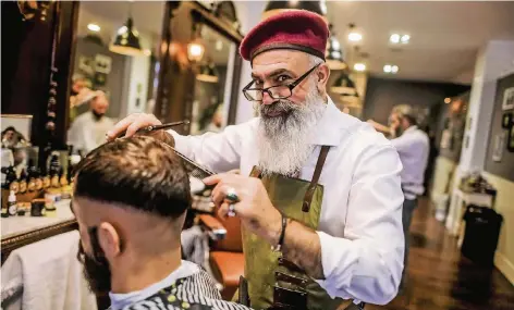  ?? FOTO: ANDREAS BRETZ ?? Beherrscht die Barbierkun­st: Shamsedin Rada (r.), kurz „Hagi“genannt, widmet sich in seinem Düsseldorf­er Barbershop dem Kunden Ertugrul Koc.