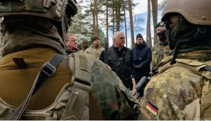  ?? Фото: Vladimir Esipov/DW ?? Президент ФРГ Штайнмайер беседует с украинским­и солдатами, которые проходят обучение в Германии