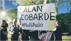  ?? Afp ?? PROTESTAS. Un grupo de pobladores se manifiesta­n en Lima contra el expresiden­te García y piden no le concedan asilo.