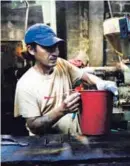  ?? AFP ?? Artesano trabaja en su fábrica de baldes en Managua.