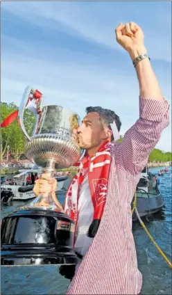  ?? ?? El capitán De Marcos besa la Copa en la celebració­n de la gabarra.