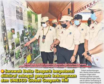  ?? — Gambar Penerangan ?? TERTARIK: Abang Johari (kiri) melawat sudut pameran Jabatan Hutan Sarawak sempena pelancaran Sarawak Delta Geopark di Kampung Budaya Sarawak, Santubong semalam.