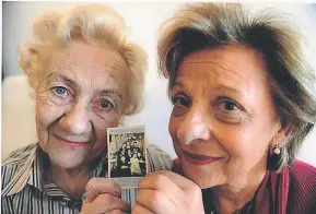  ?? MILENIO ?? Danusia y Giza con la foto familiar expuesta en Auschwitz durante 40 años