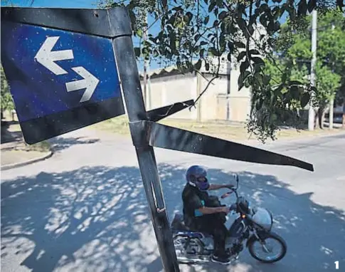  ?? (FACUNDO LUQUE) ?? 1. En De los Calabreses y De los Latinos, en barrio Los Boulevares, arrancaron el cartel con el nombre de las calles. 2. En Ocaña y Deán Funes el cartel está, pero los nombres son ilegibles. 3. En Beltrán y Amicis, en barrio Poeta Lugones, no hay ni...