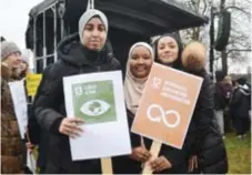  ??  ?? VIKTIGT. Amar, 12, Mona, 13 och Yasmin, 13 fanns på plats från Cordoba Internatio­nal School i Kista: ”Vi har jobbat med med Agenda 2030 i skolan ett tag och det har öppnat våra ögon. Det känns väldigt viktigt att vara här. Något måste göras på en gång.”