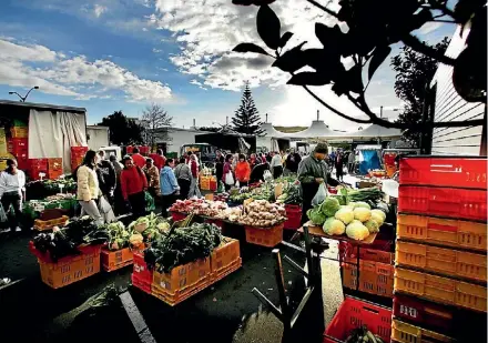  ?? ANDREW GORRIE/STUFF ?? The original Lions Club of Titahi Bay’s Porirua Saturday Market at Cobham Court in 2005. Titahi Bay Lions treasurer John Linschoten