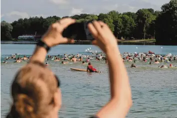  ?? Fotos (2): Michael Hochgemuth ?? Solche Bilder wird es im Oktober am Kuhsee nicht geben. Das Schwimmen fällt witterungs­bedingt aus. Aus dem Triathlon wird ein Duathlon.