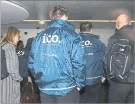  ?? YUI MOK — PA VIA AP ?? Enforcemen­t officers working for the Informatio­n Commission­er’s Office enter the offices of Cambridge Analytica in central London as part of a raid Friday.