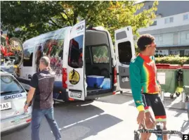  ??  ?? 2 Ayuda arcoíris.Los técnicos del Centro apoyan cada año a sus ciclistas de países exóticos para que puedan participar en los Mundiales.
