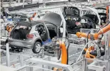  ?? ?? Cadena de montaje en la factoría navarra de Volkswagen.