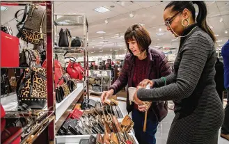  ?? ZBIGNIEW BZDAK / CHICAGO TRIBUNE ?? The U.S. Commerce Department said unseasonab­ly warm weather helped boost retail sales a modest 0.3% last month across the country.